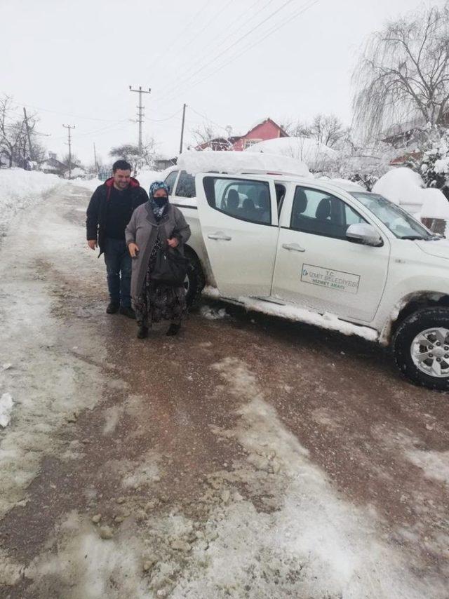 Karda yolda kalan hastaları sıcak yuvalarına ulaştırdılar