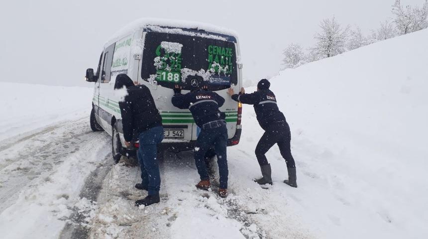 Karda yolda kalan hastaları sıcak yuvalarına ulaştırdılar