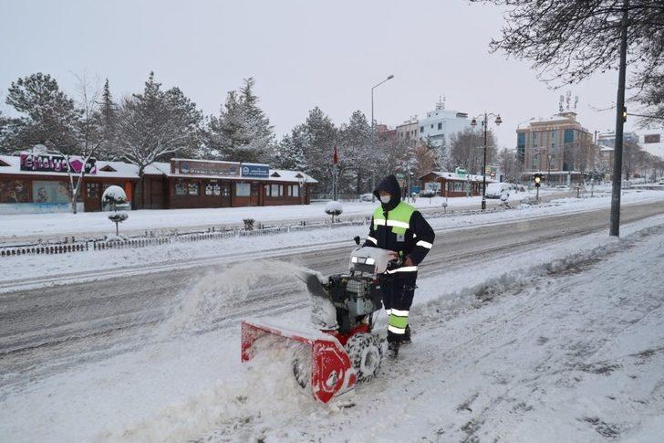 Yol ve kaldırımlarda kar temizliği yapılıyor G2