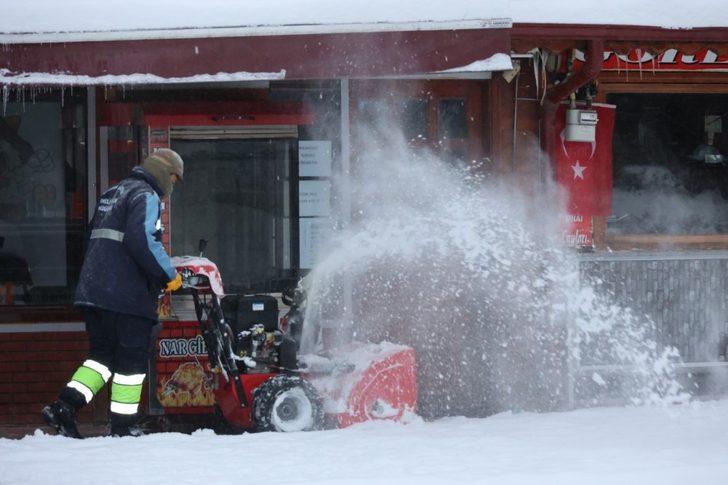 Yol ve kaldırımlarda kar temizliği yapılıyor G3