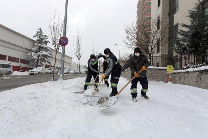 Yol ve kaldırımlarda kar temizliği yapılıyor G5