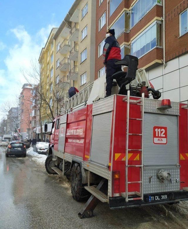 Çatılardan sarkan kar ve buz kütlelerini temizledi