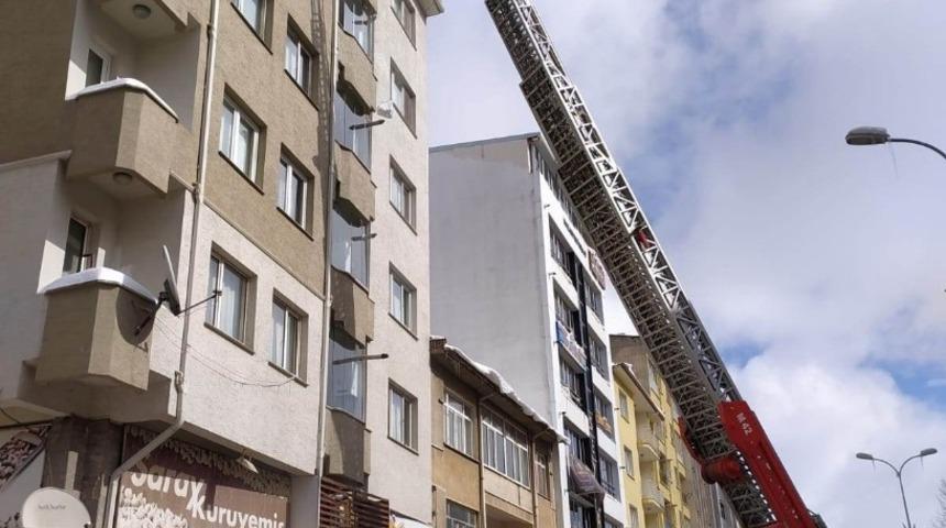 &Ccedil;atılardan sarkan kar ve buz k&uuml;tlelerini temizledi