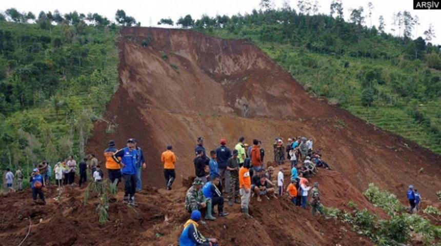 Endonezya'daki heyelanda ölü sayısı 12'ye çıktı