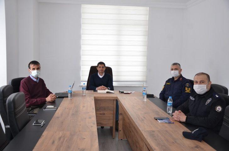 Dikmen’i kar vurdu: Kar 1 metreyi aştı, çatılar çöktü G3