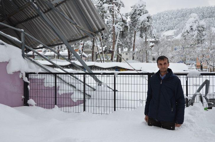 Dikmen’i kar vurdu: Kar 1 metreyi aştı, çatılar çöktü G4