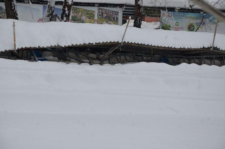 Dikmen’i kar vurdu: Kar 1 metreyi aştı, çatılar çöktü G5