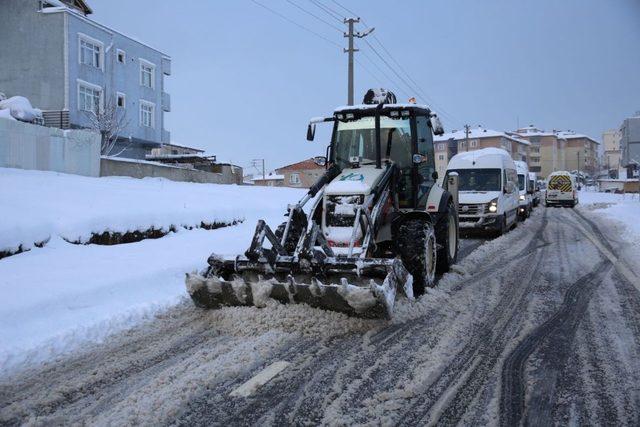 Çayırova’da karla mücadele aralıksız sürüyor