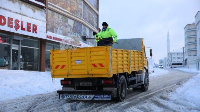 Çayırova’da karla mücadele aralıksız sürüyor