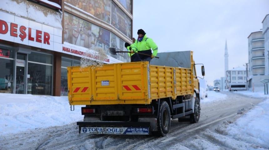 Çayırova’da karla mücadele aralıksız sürüyor