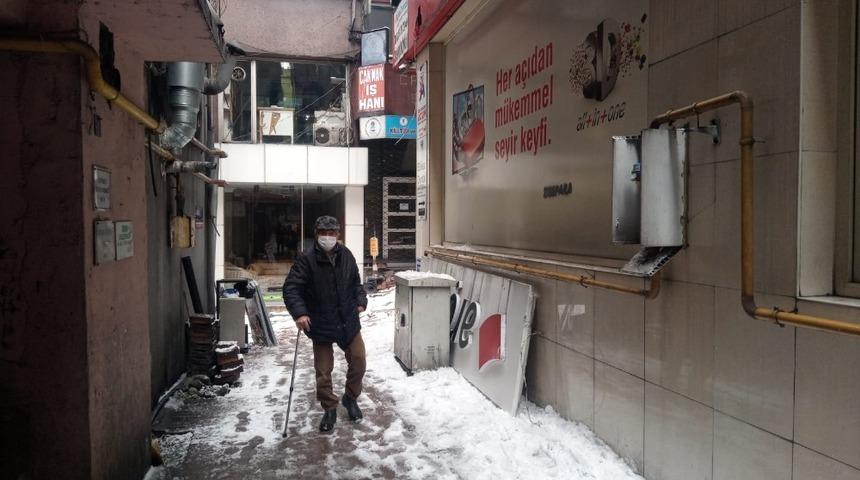 Reklam tabelası fırtınaya dayanamadı