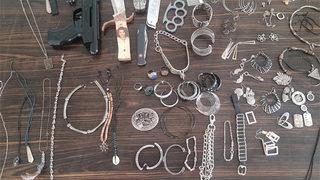 Barış Akarsu’nun çalınan eşyaları soyguncunun ailesi tarafından Amasra’ya getirildi!