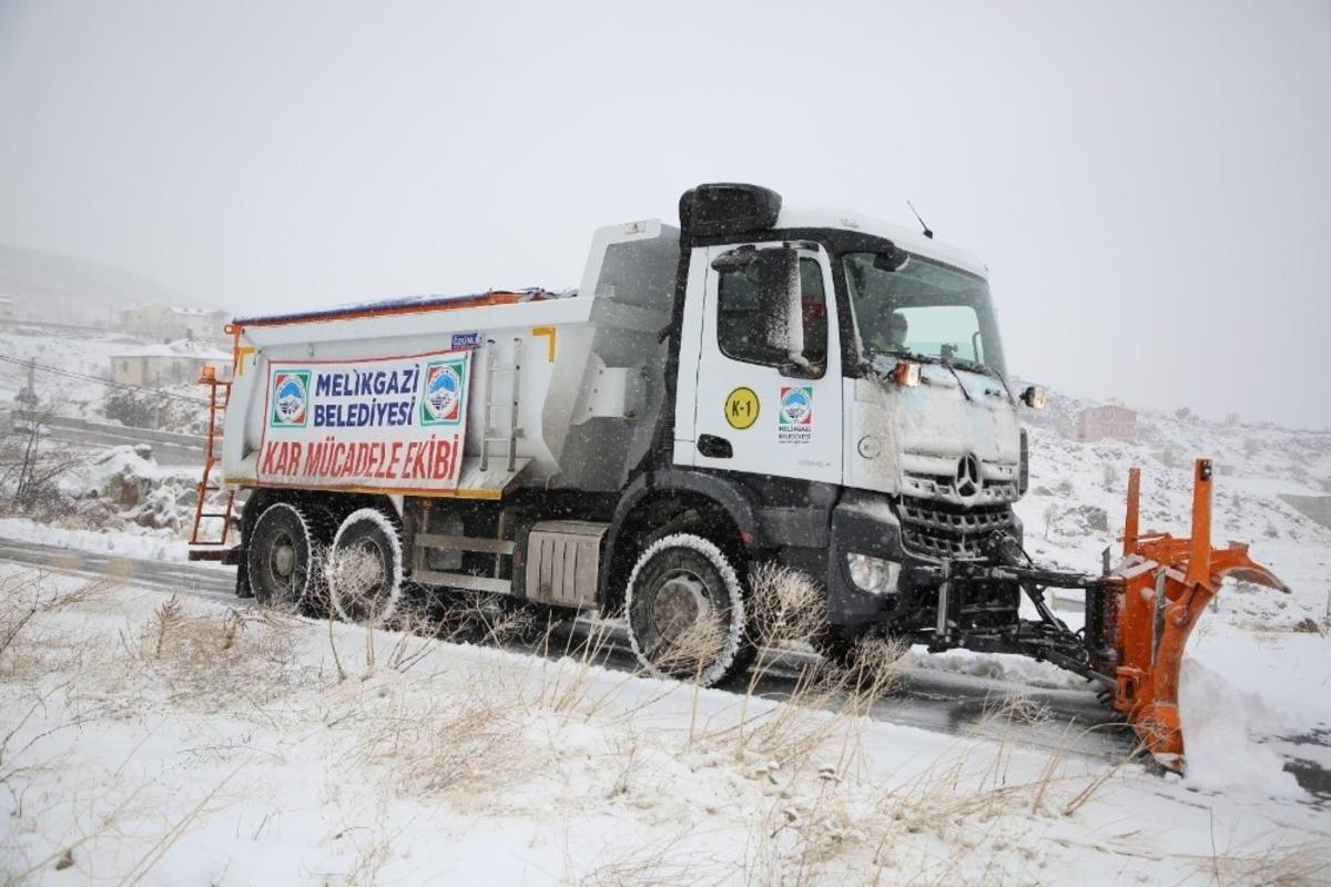 Melikgazi&rsquo;de karla m&uuml;cadele ekipleri aralıksız &ccedil;alışıyor