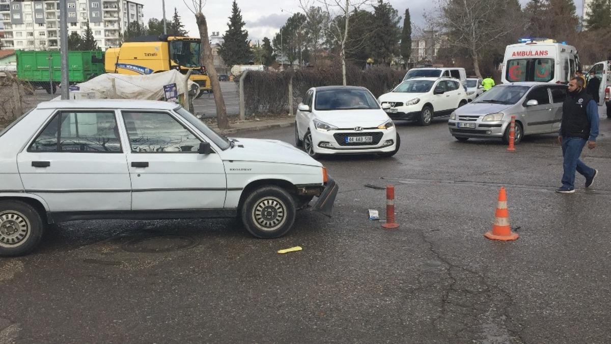 İki otomobilin &ccedil;arpıştığı kaza g&uuml;venlik kamerasında