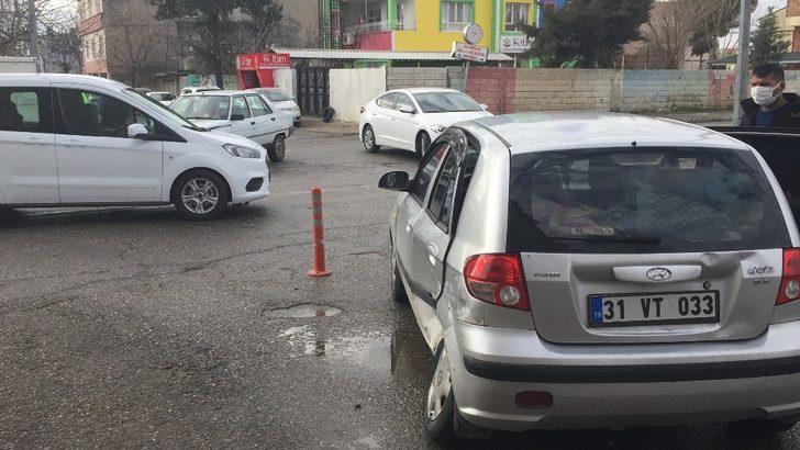 İki otomobilin çarpıştığı kaza güvenlik kamerasında G3