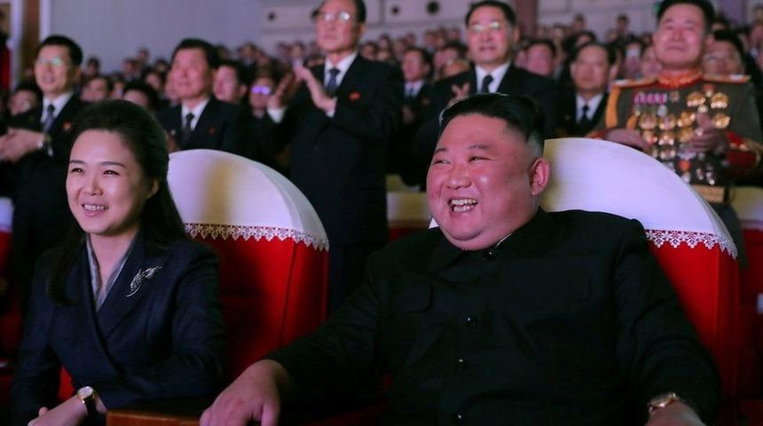 Kuzey Kore lideri Kim Jong-un'un eşi Ri Sol-ju bir yıl aradan sonra ilk kez halkın önüne çıktı