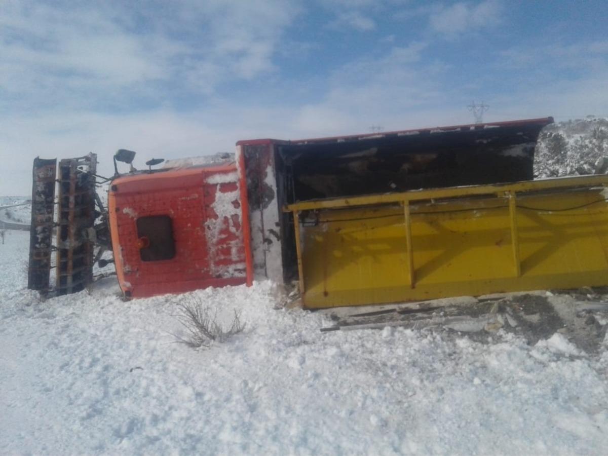 Kar k&uuml;reme aracı yan yattı