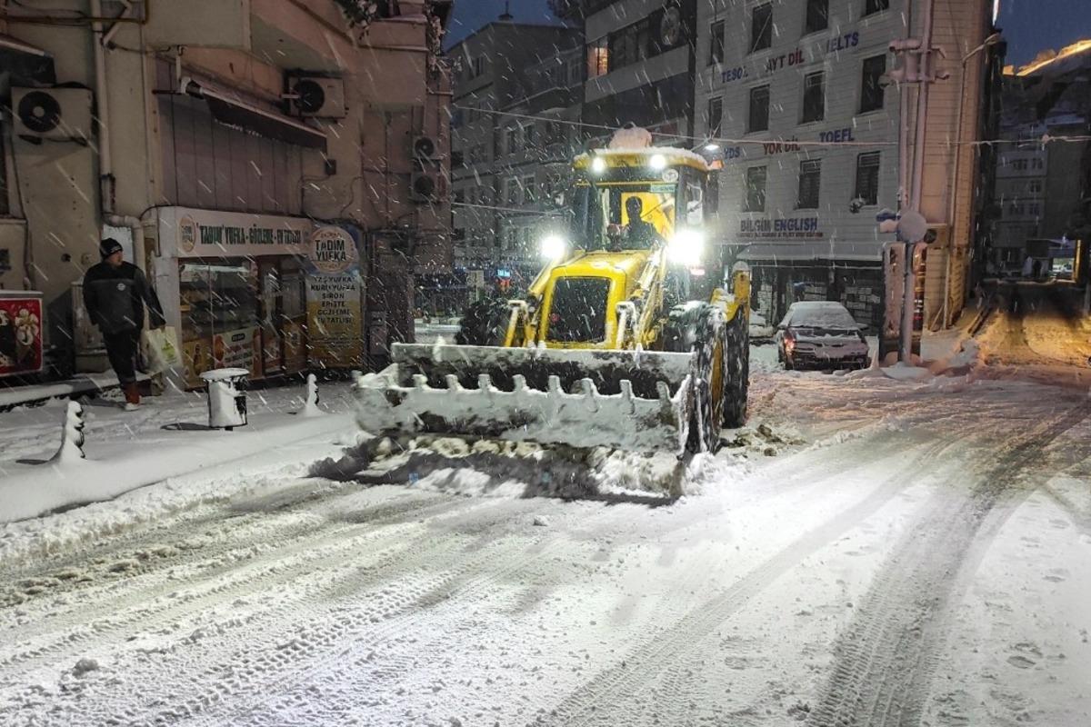 Giresun&rsquo;da karla m&uuml;cadele aralıksız s&uuml;rd&uuml;r&uuml;l&uuml;yor