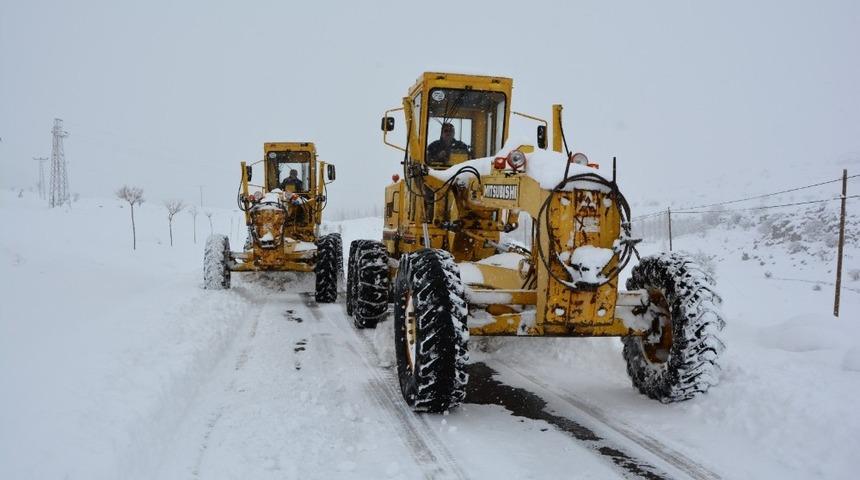 Niğde İl &Ouml;zel İdaresi k&ouml;y yollarını a&ccedil;tı