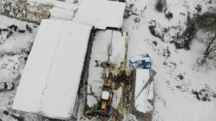 Ömerli’de çatısı çöken ahır havadan görüntülendi G1