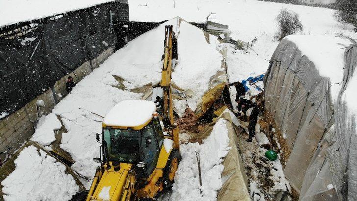 Ömerli’de çatısı çöken ahır havadan görüntülendi G2