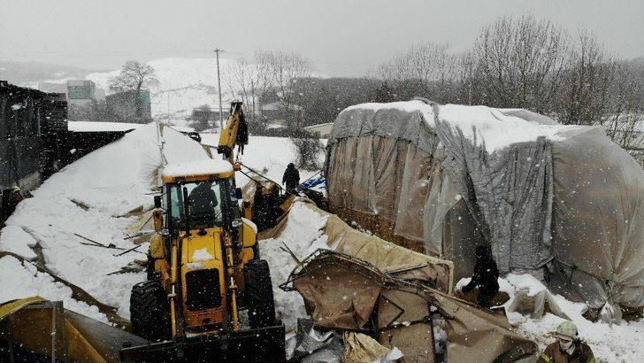 Ömerli’de çatısı çöken ahır havadan görüntülendi G3