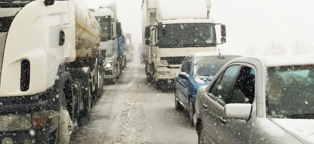 Bursa İzmir kara yolu kaza ve tipi sebebiyle trafiğe kapandı