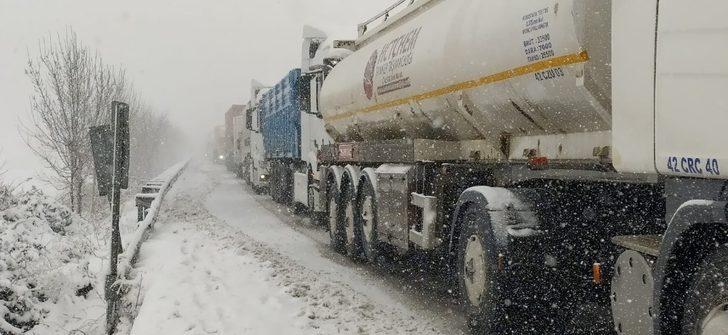 Bursa İzmir kara yolu kaza ve tipi sebebiyle trafiğe kapandı G2