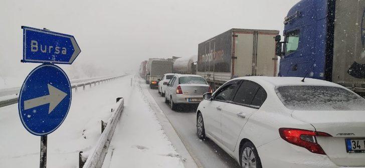 Bursa İzmir kara yolu kaza ve tipi sebebiyle trafiğe kapandı G5