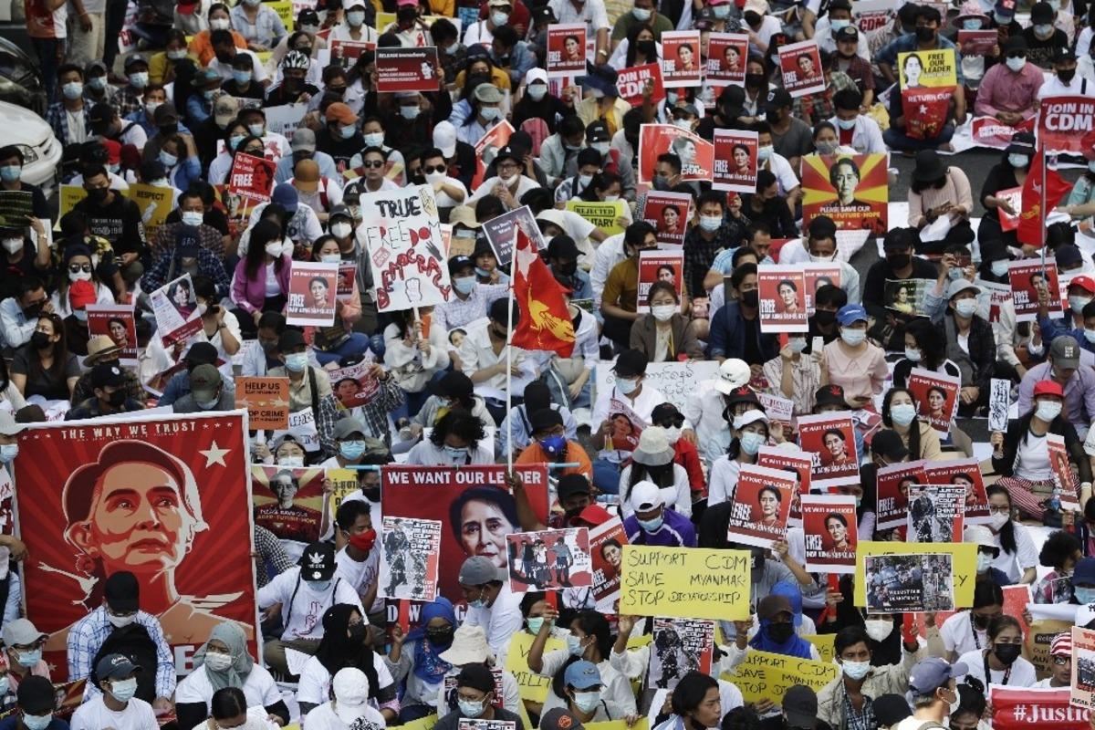 Myanmar&rsquo;da darbeye karşıtı protestolar geniş katılımlarla s&uuml;r&uuml;yor