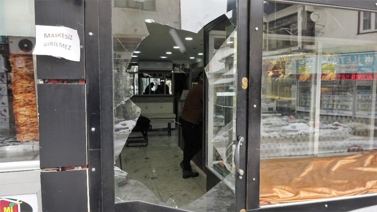 Kuyumcuya camı kırarak girdi, soğukkanlılığı ile dikkat &ccedil;eki