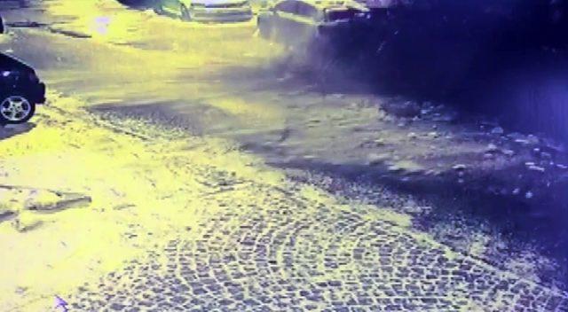 (Özel) Kağıthane’de istinat duvarı araçların üzerine çöktü 1