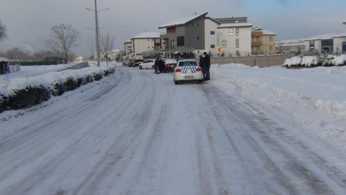 Yollar buz pistine d&ouml;nd&uuml;, kaza &uuml;st&uuml;ne kaza oldu