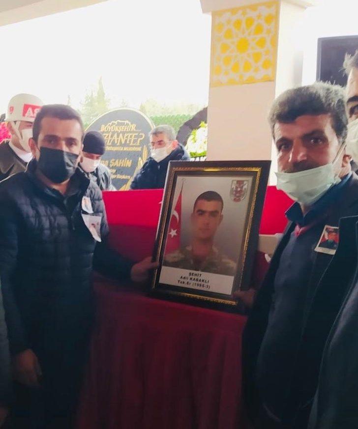 Şehit cenaze törenine katılan evlat nöbetindeki aileler PKK ve HDP’ye ateş püskürdü G4