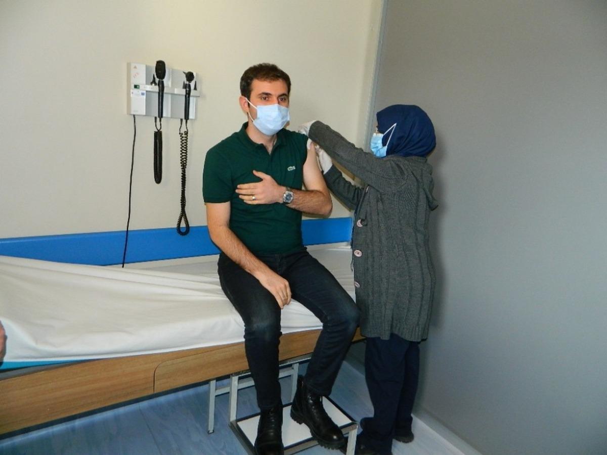 Posof Kaymakamı Murat Mete Kovit aşısını yaptırdı