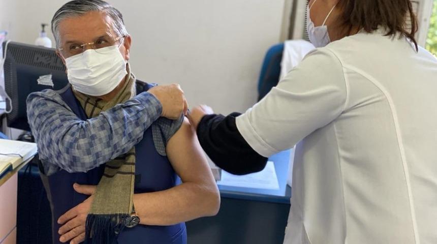 Topaloğlu, korona vir&uuml;s aşısı oldu