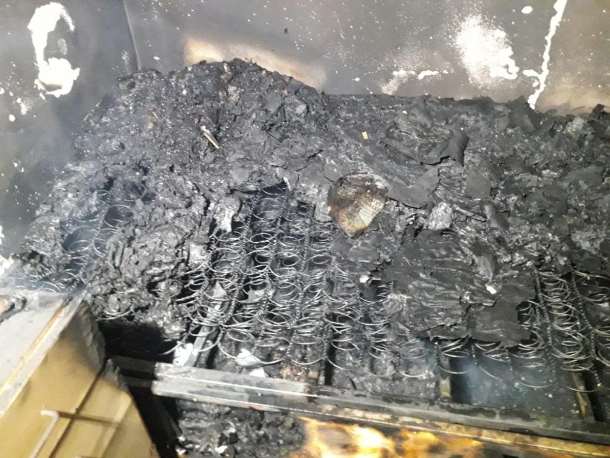 Yaşlı &ccedil;ift, elektrikli battaniyenin neden olduğu yangında &ouml;ld&uuml;