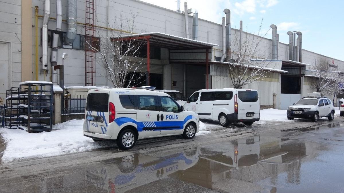 Bursa&rsquo;da fabrikada devrilen makinenin altında kalan iş&ccedil;i hayatını kaybetti