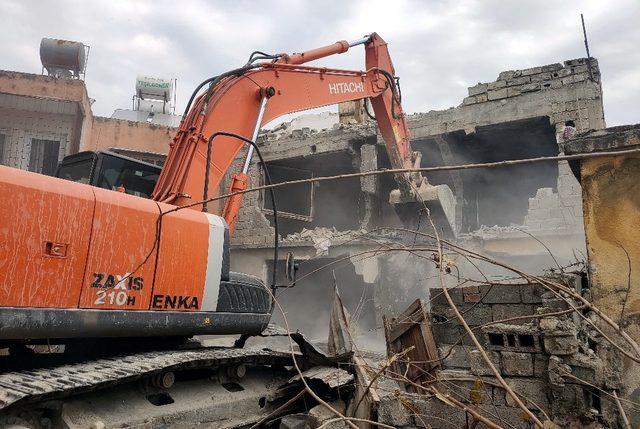 Mersin’de can güvenliğini tehdit eden metruk binalar yıkılıyor