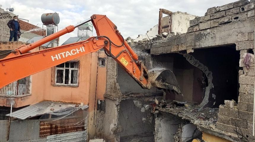 Mersin&rsquo;de can g&uuml;venliğini tehdit eden metruk binalar yıkılıyor