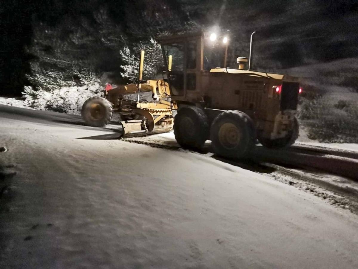 Aydın&rsquo;da ekipler karla kapanan yolları a&ccedil;tı