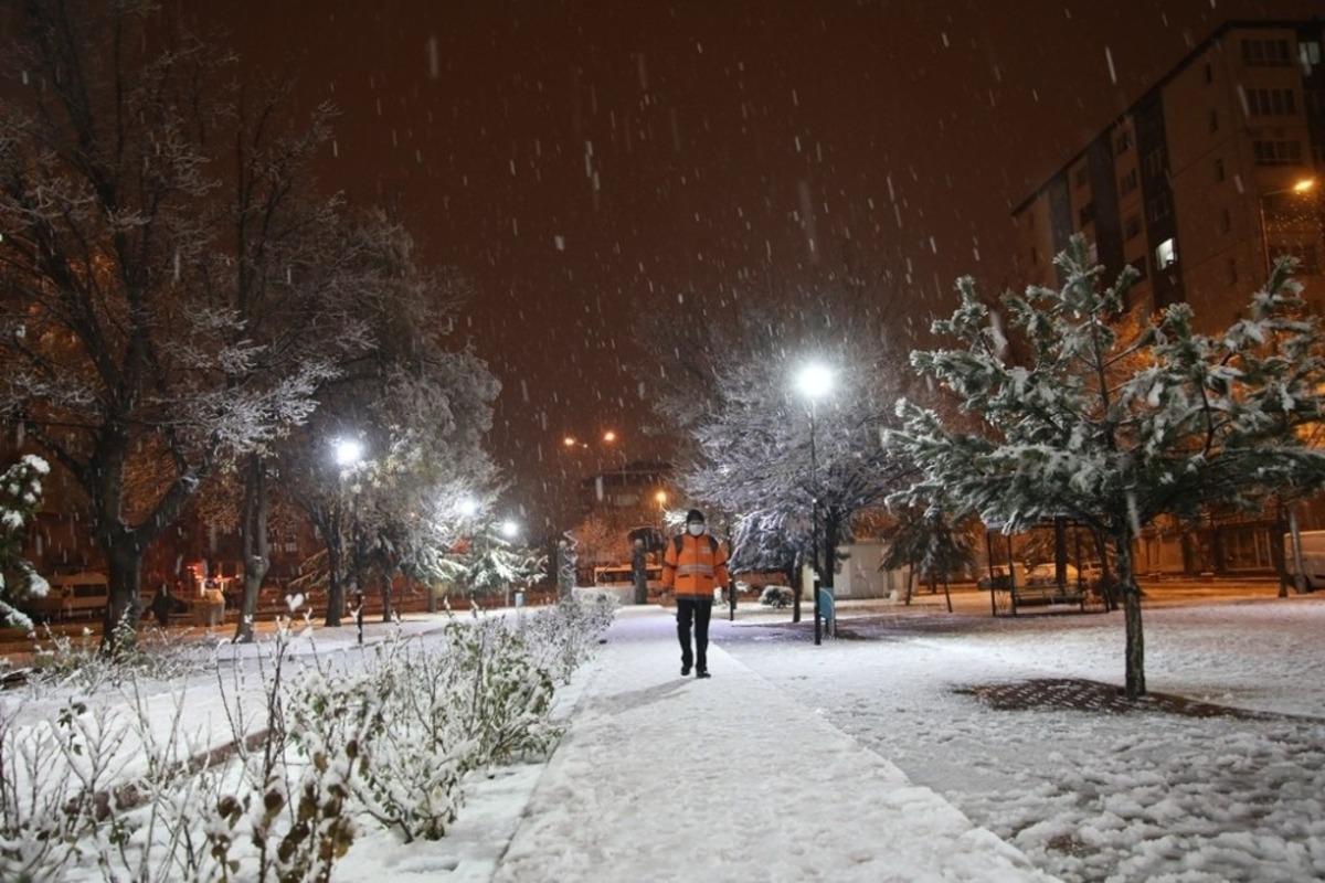 Kocasinan&rsquo;da kar mesaisi aralıksız s&uuml;r&uuml;yor