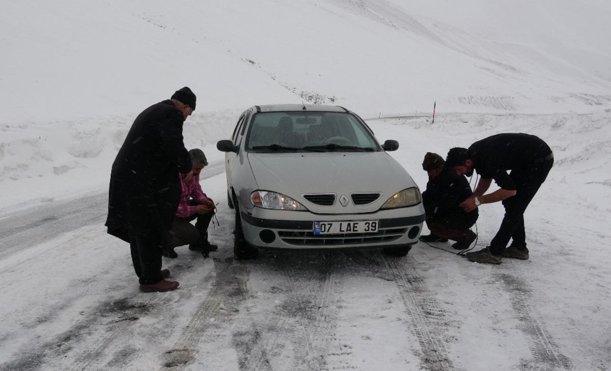 Bah&ccedil;esaray yolu &ccedil;ığ ve tipi tehlikesi nedeniyle ulaşıma kapatıldı
