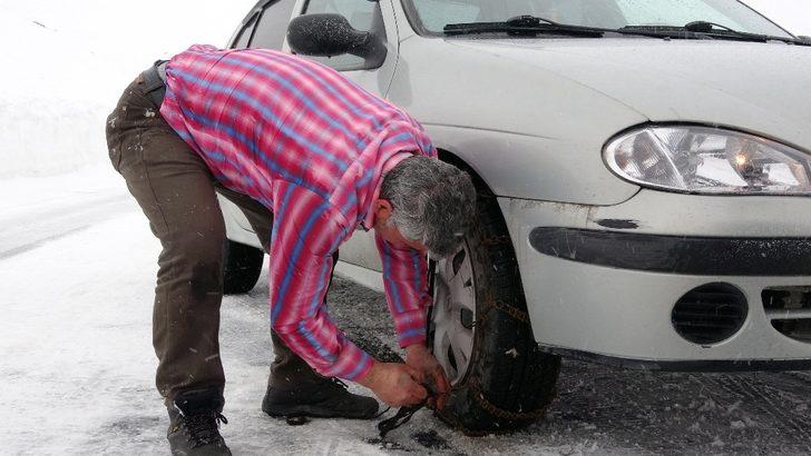 Bahçesaray yolu çığ ve tipi tehlikesi nedeniyle ulaşıma kapatıldı G2