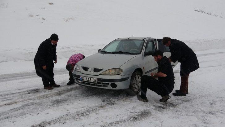 Bahçesaray yolu çığ ve tipi tehlikesi nedeniyle ulaşıma kapatıldı G3