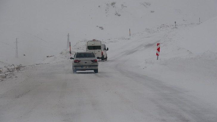 Bahçesaray yolu çığ ve tipi tehlikesi nedeniyle ulaşıma kapatıldı G5