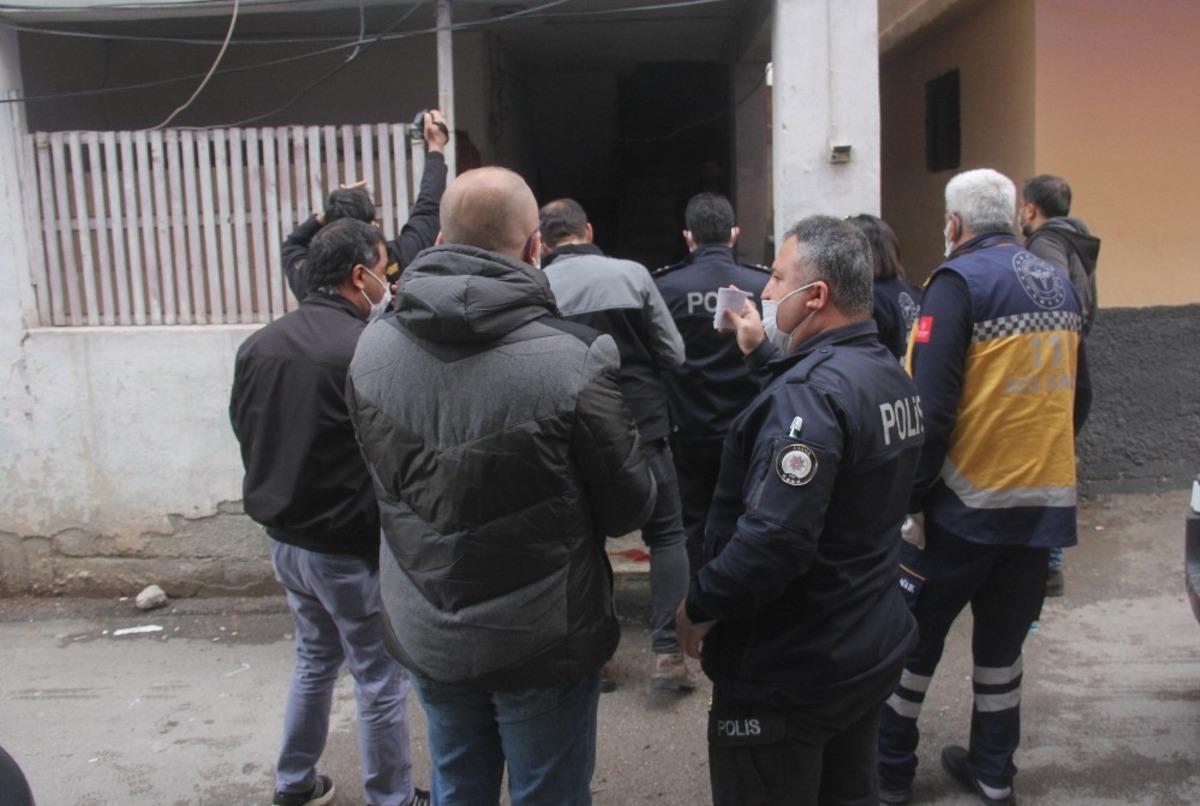 Evini bastıkları genci darp edip silahla &ouml;ld&uuml;rd&uuml;ler