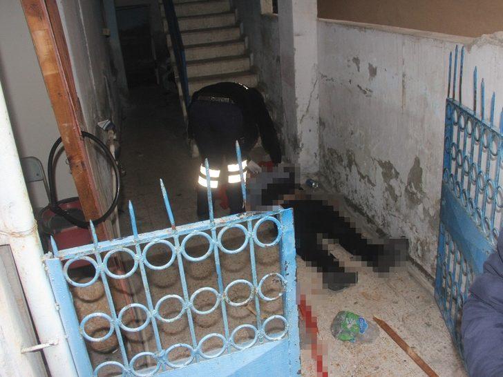 Evini bastıkları genci darp edip silahla öldürdüler G2