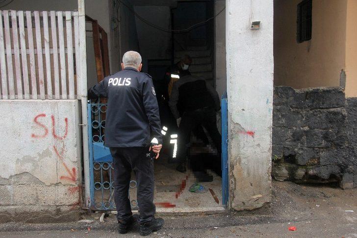 Evini bastıkları genci darp edip silahla öldürdüler G5