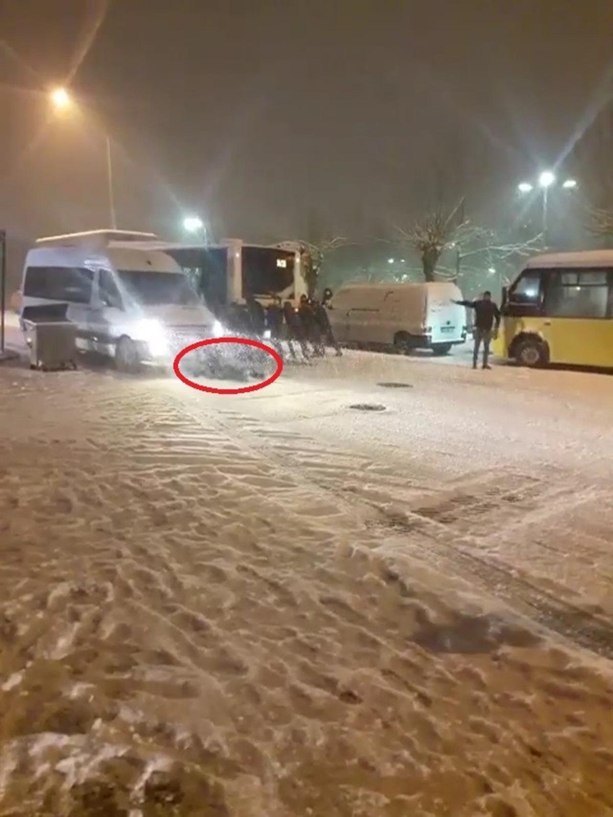 Buzlu yolda kayan minib&uuml;s&uuml;n altında kalmaktan son anda kurtuldu...O anlar kamerada
